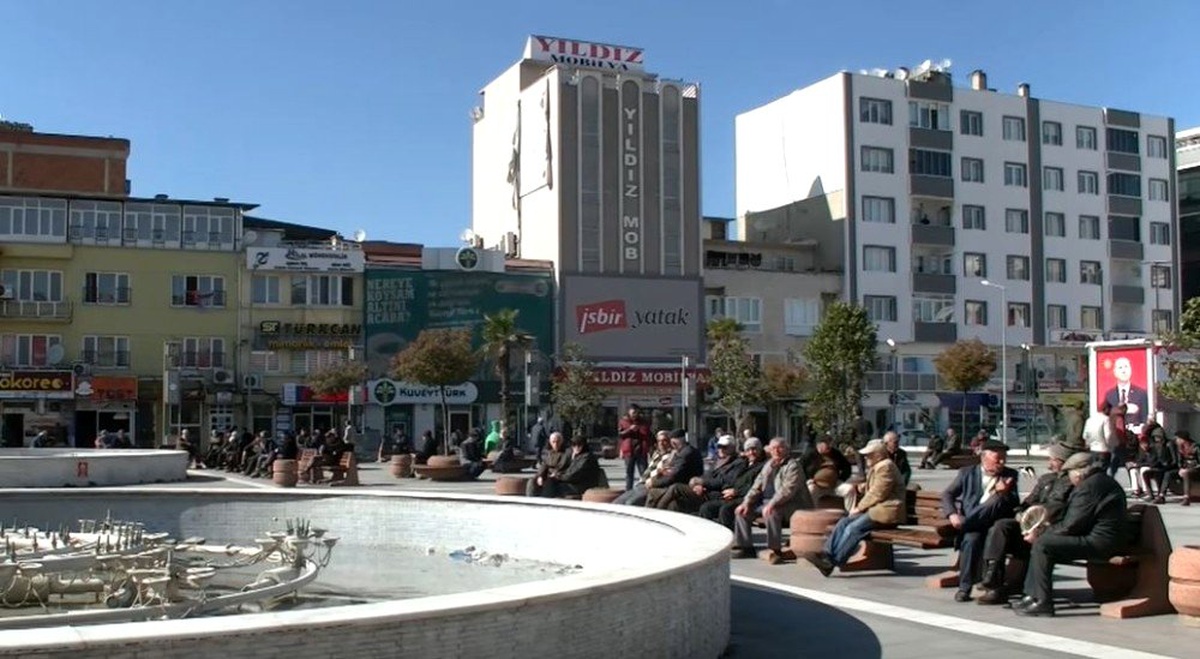 Vatandaşlar koronaya karşı tedbir almadı...Belediye bankları söktü