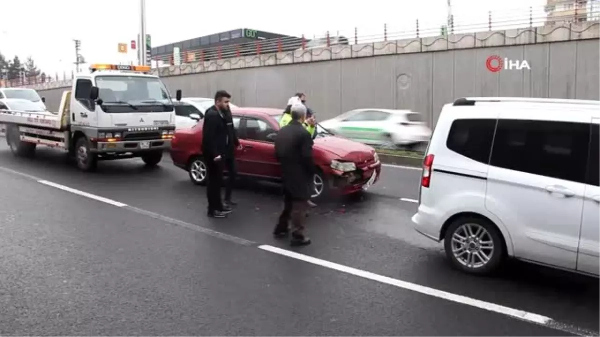 Yağışlı hava zincirleme kazaya neden oldu, sürücüleri emniyet kemeri kurtardı