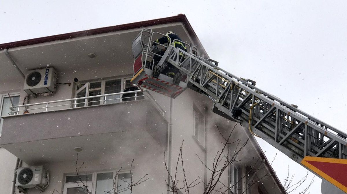 Yangında mahsur kalan 7 kişiyi itfaiye ekipleri kurtardı