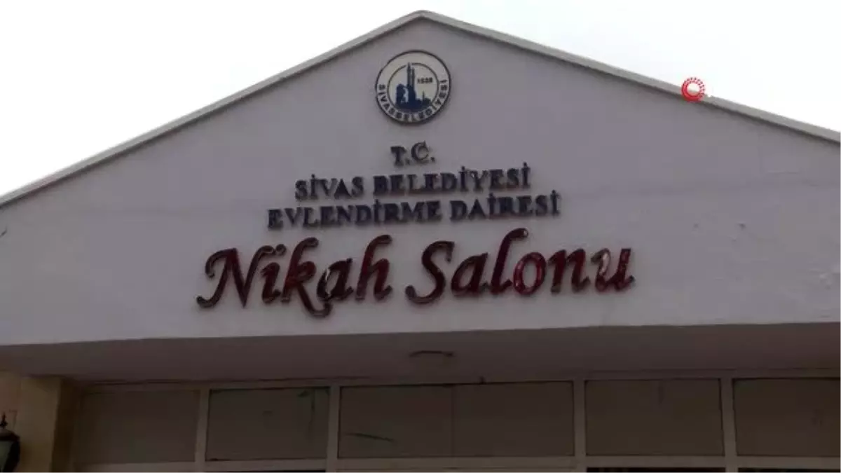 Yasağa uydular, nikahlarını yalnız kıydılar