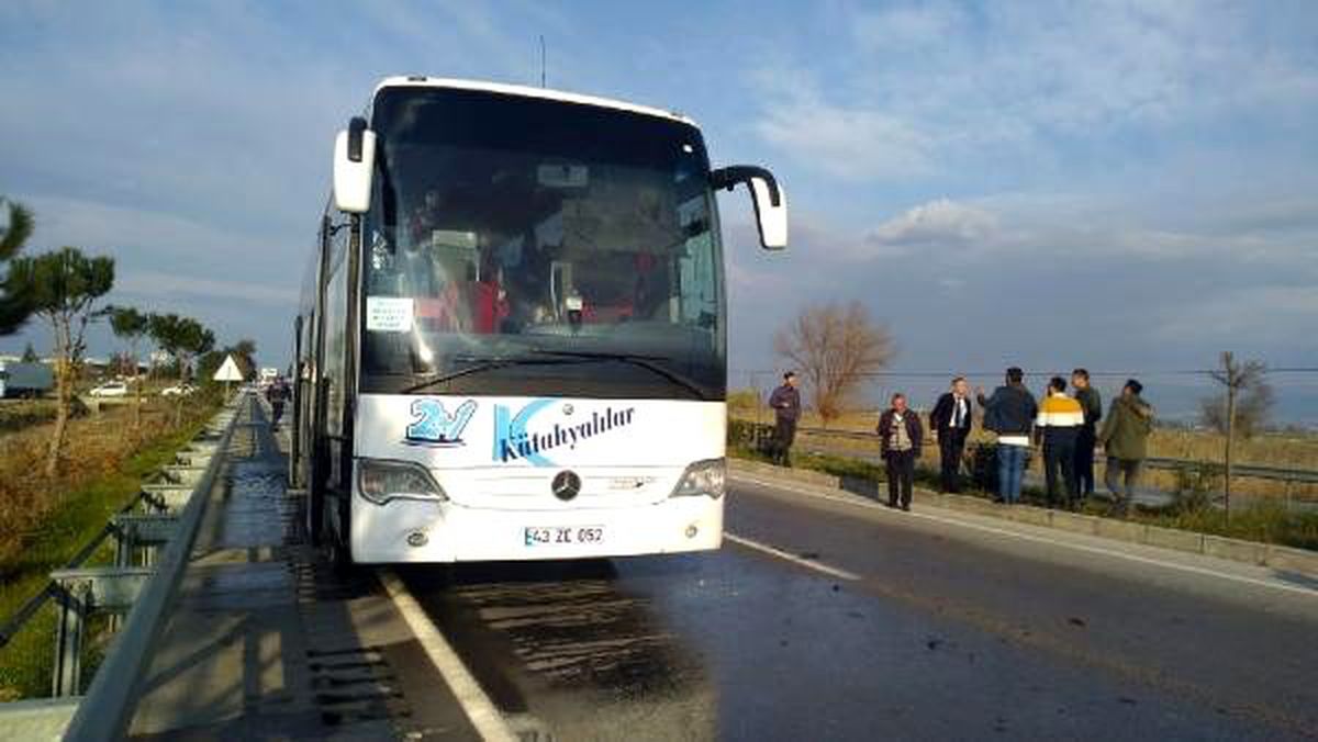 Yolcu otobüsü motorundan alev aldı, yolcular tahliye edildi