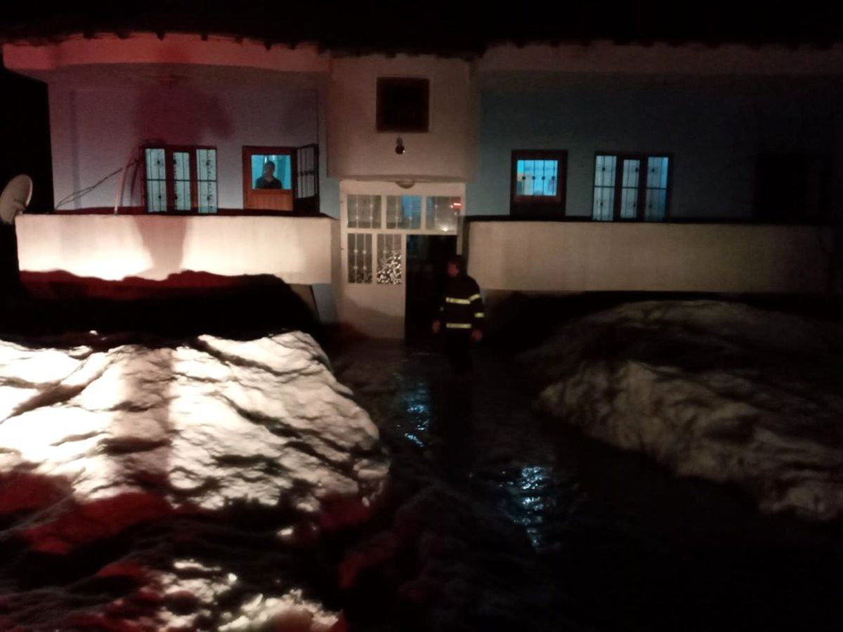 Yüksekova\'da birçok ev sular altında kaldı