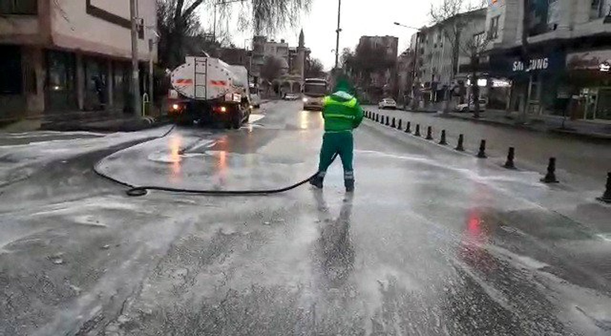 Adıyaman\'da cadde ve sokaklar köpüklü suyla yıkanıyor