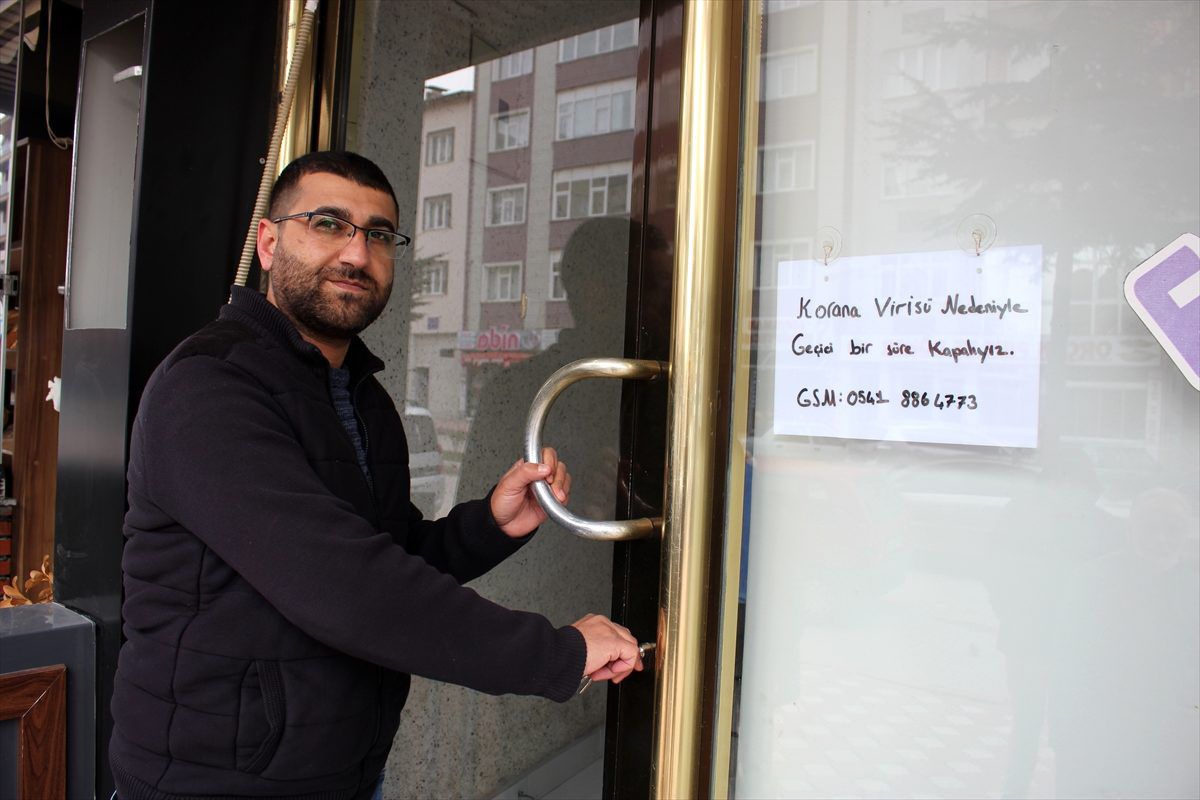 Amasya\'da berberler "evde kal" çağrısına destek için iş yerlerini kapattı