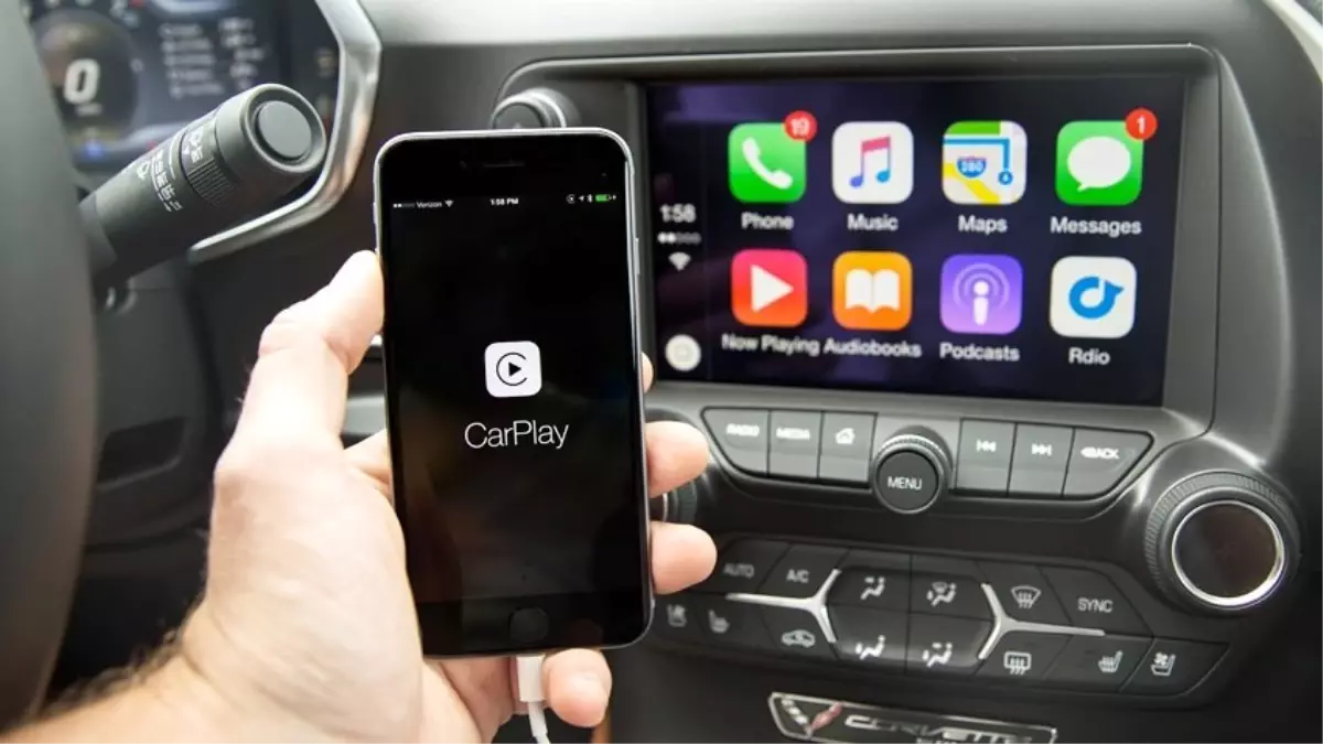 Android Auto ve Apple CarPlay, Alkolden Daha Fazla Dikkat Dağıtıyor