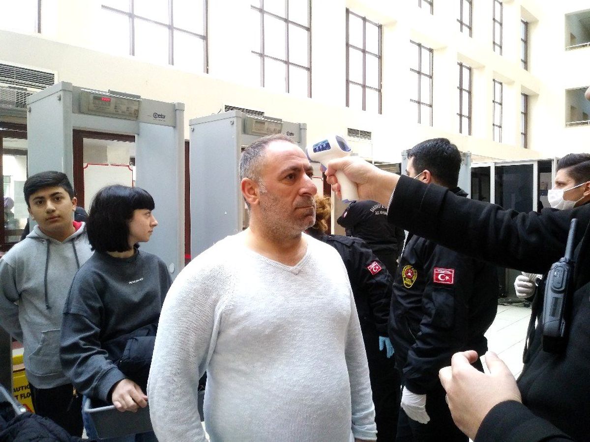Bakırköy Adliyesi\'nde Korona virüs nedeniyle vatandaşlara ateş ölçerli kontrol