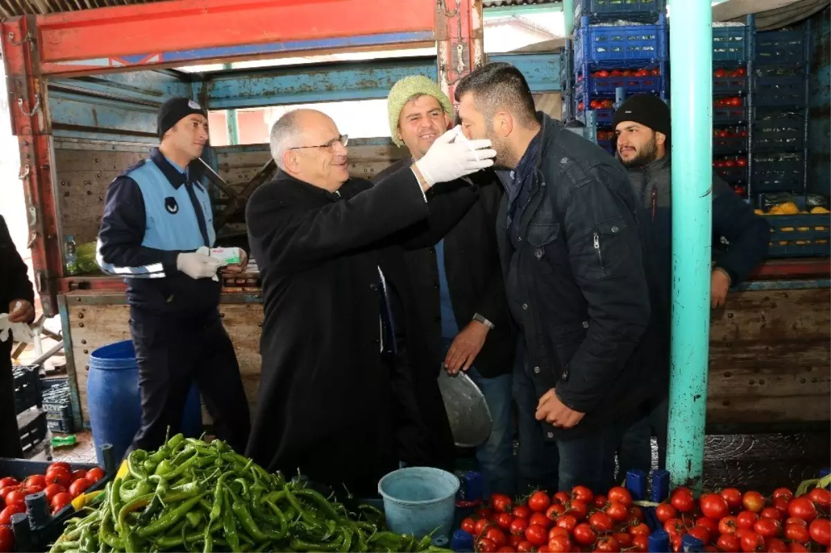 Başkan Öztürk pazarcı esnafına maske dağıttı