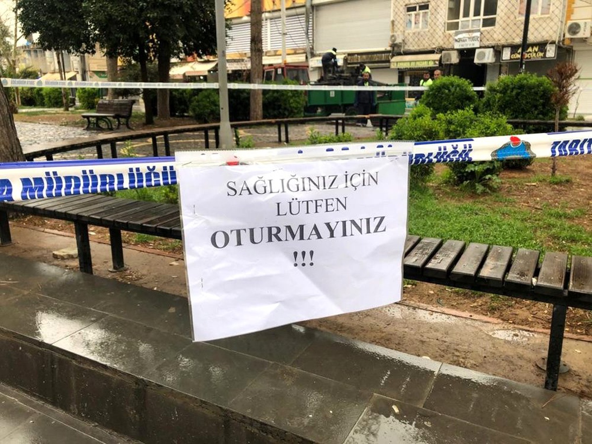Belediye bankları kaldırdı, oturma alanlarına güvenlik şeridi çekti