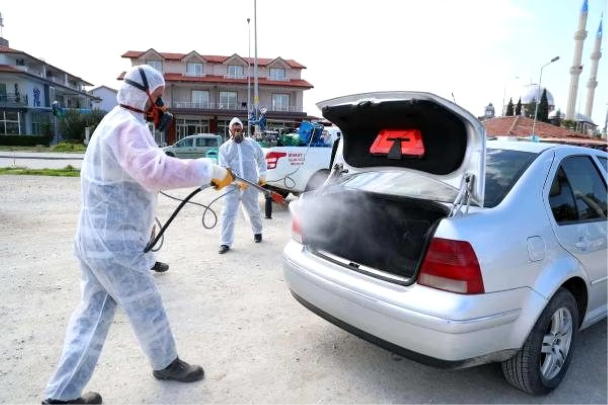 Belediye, koronavirüse karşı araçları ücretsiz ilaçlamaya başladı