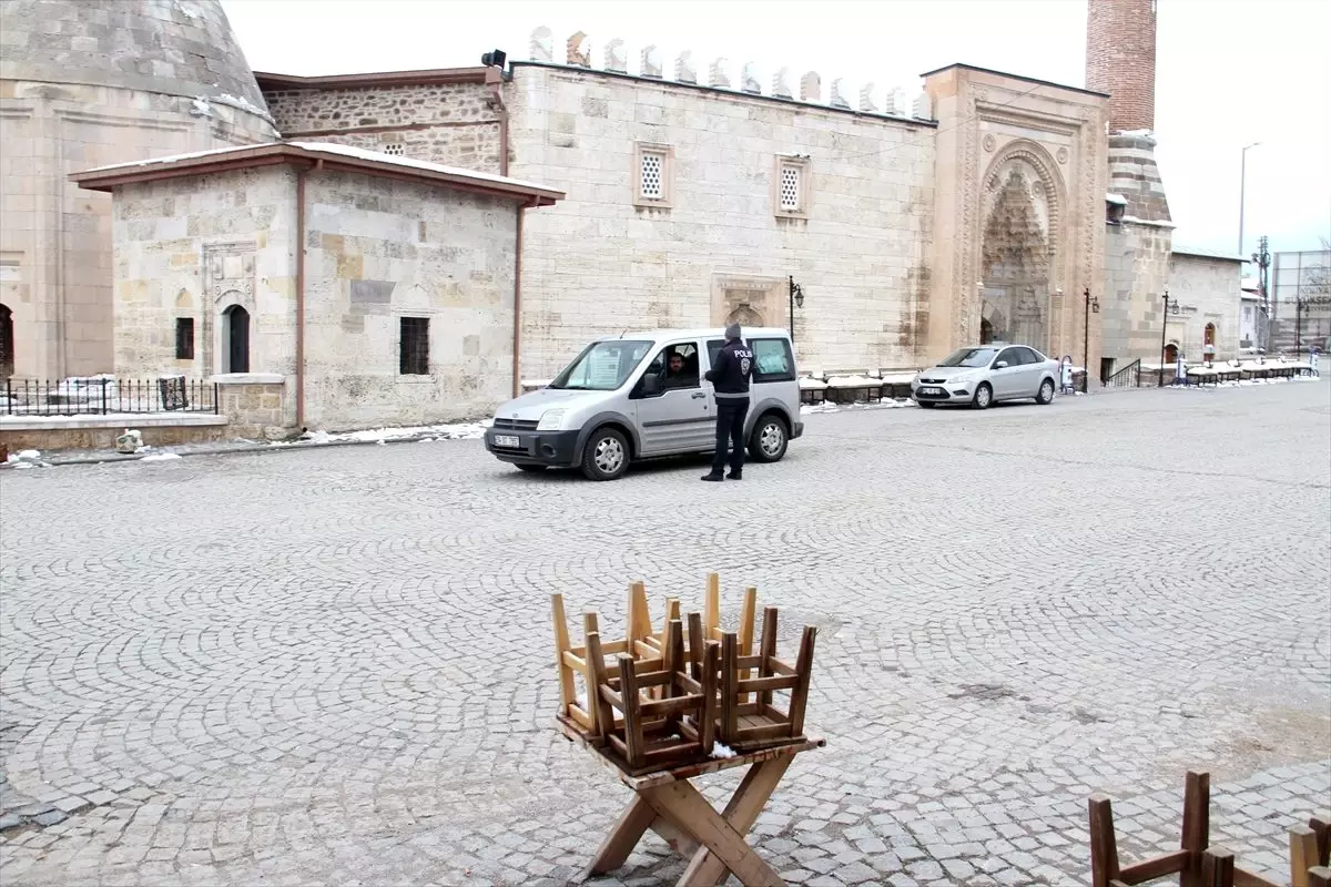 Beyşehir\'de polisten cami önlerinde cuma namazı önlemi