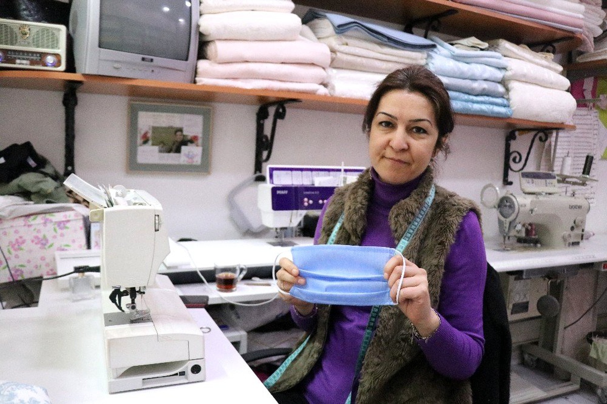 Bolu\'da, iş yükü az olan gönüllü terziler maske dikiyor