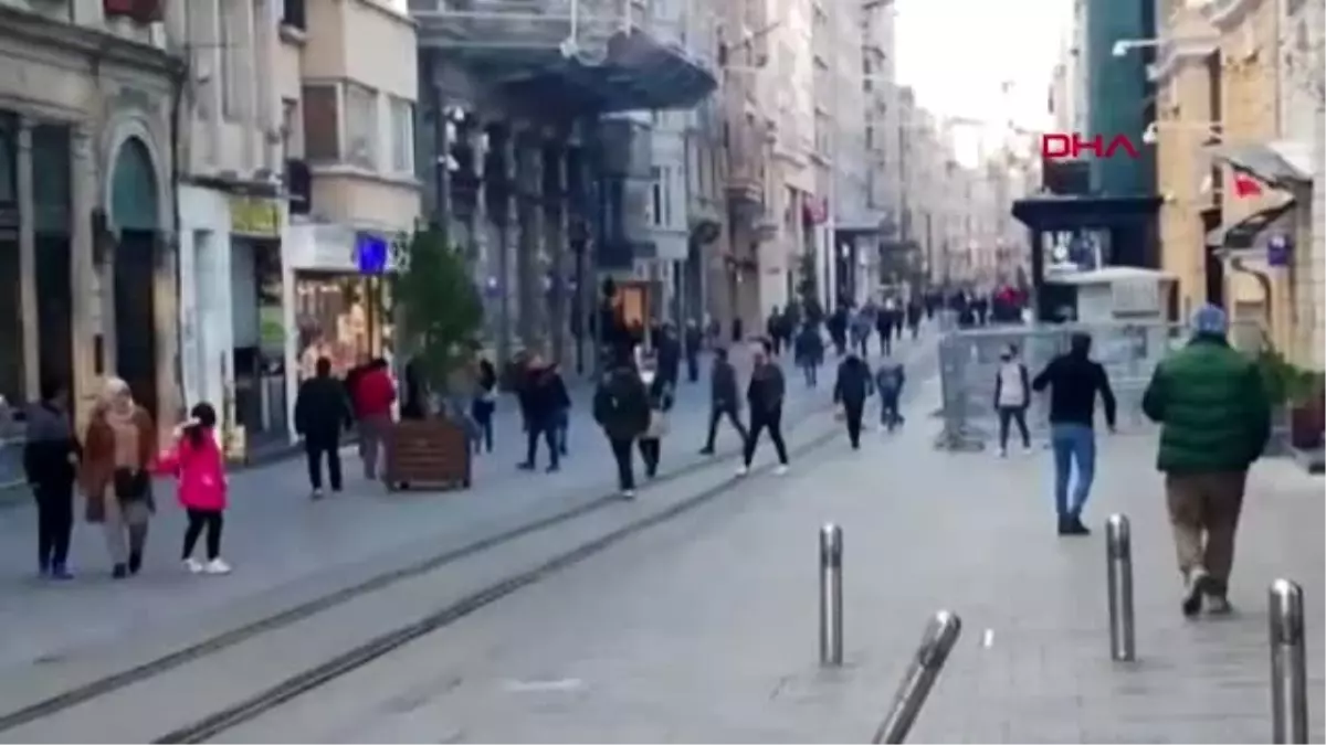 BOŞ KALAN İSTİKLAL CADDESİ\'NDE TOP OYNADILAR