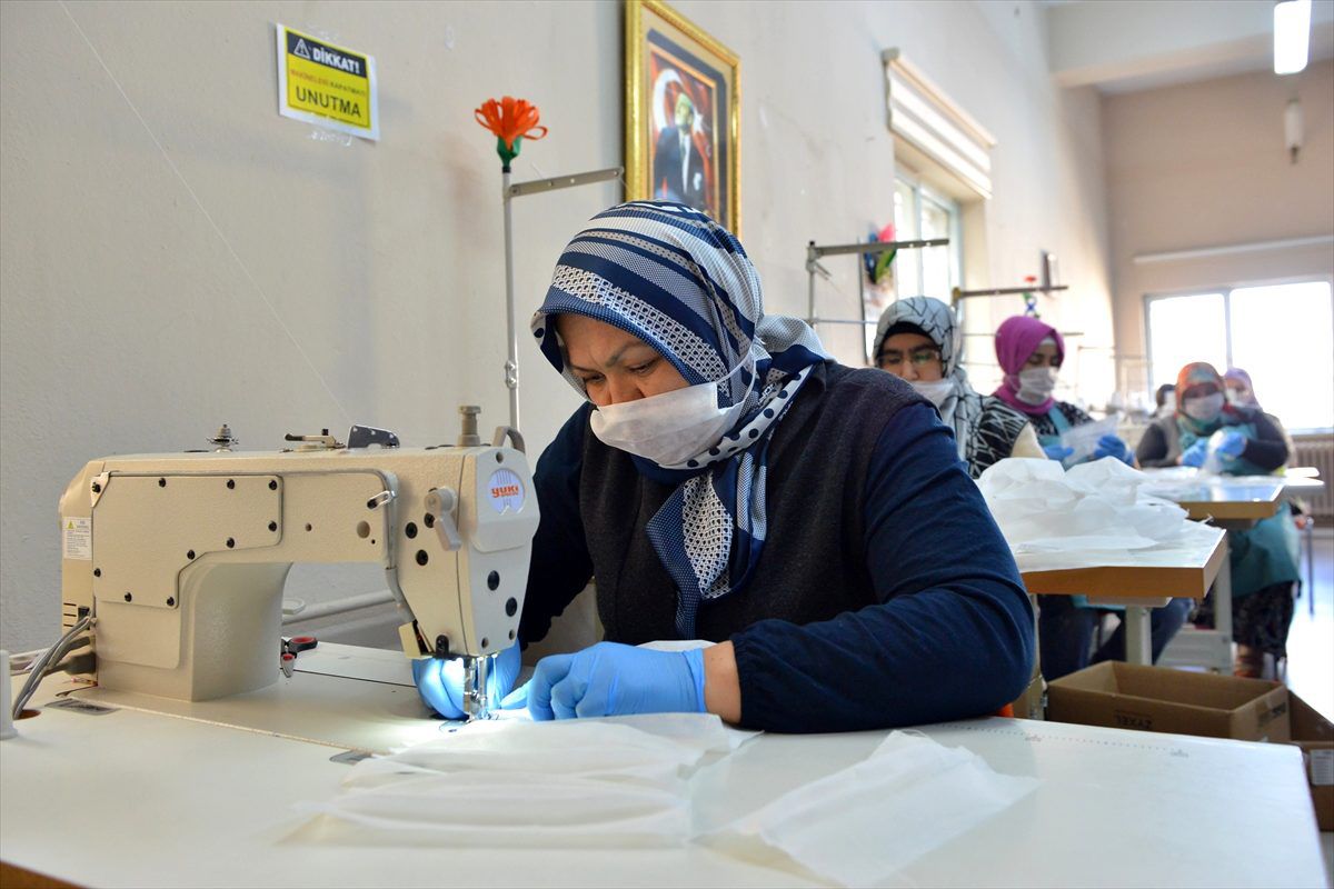 Bursa\'da kadın kooperatifi maske üretimine başladı