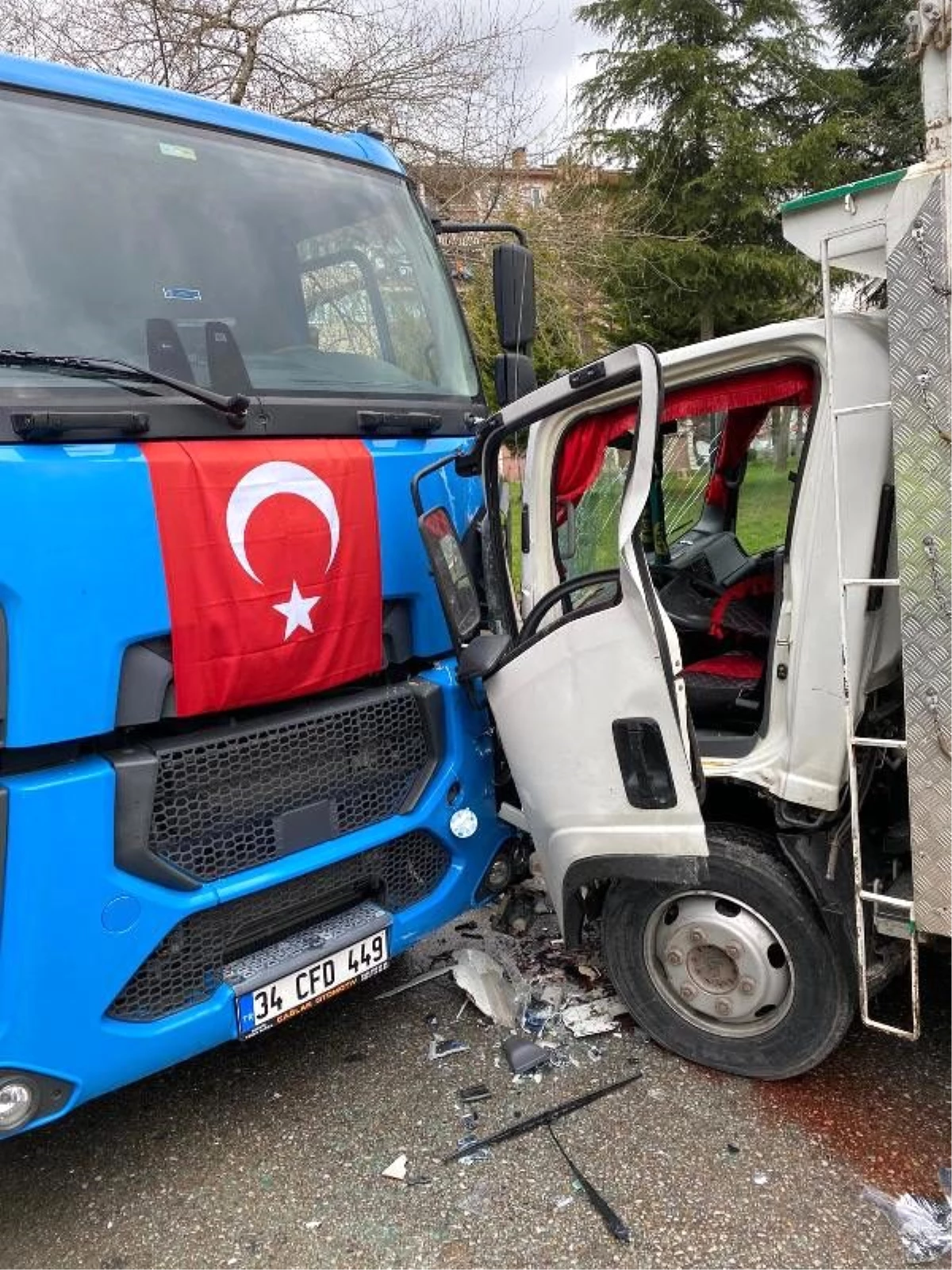 Bursa\'da sebze yüklü kamyonet ile çöp kamyonu çarpıştı: 1 yaralı