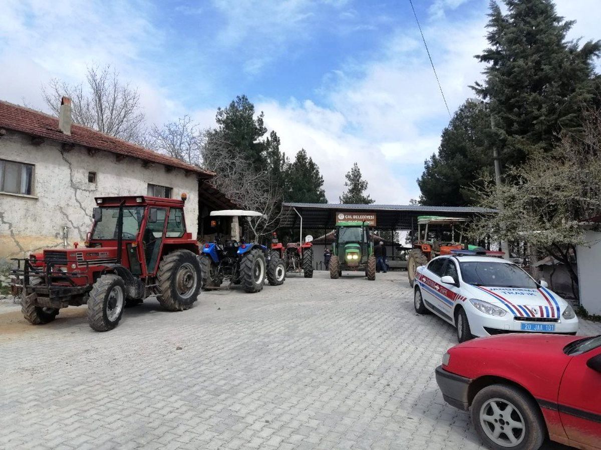 Çal\'da jandarma ekipleri 112 traktörü trafiğe çıkmaya uygun hale getirdi