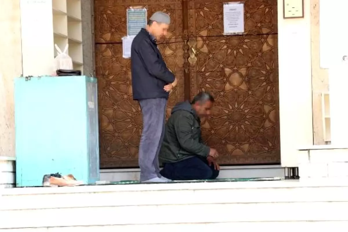 Cami girişinde saf tutup namaz kıldılar