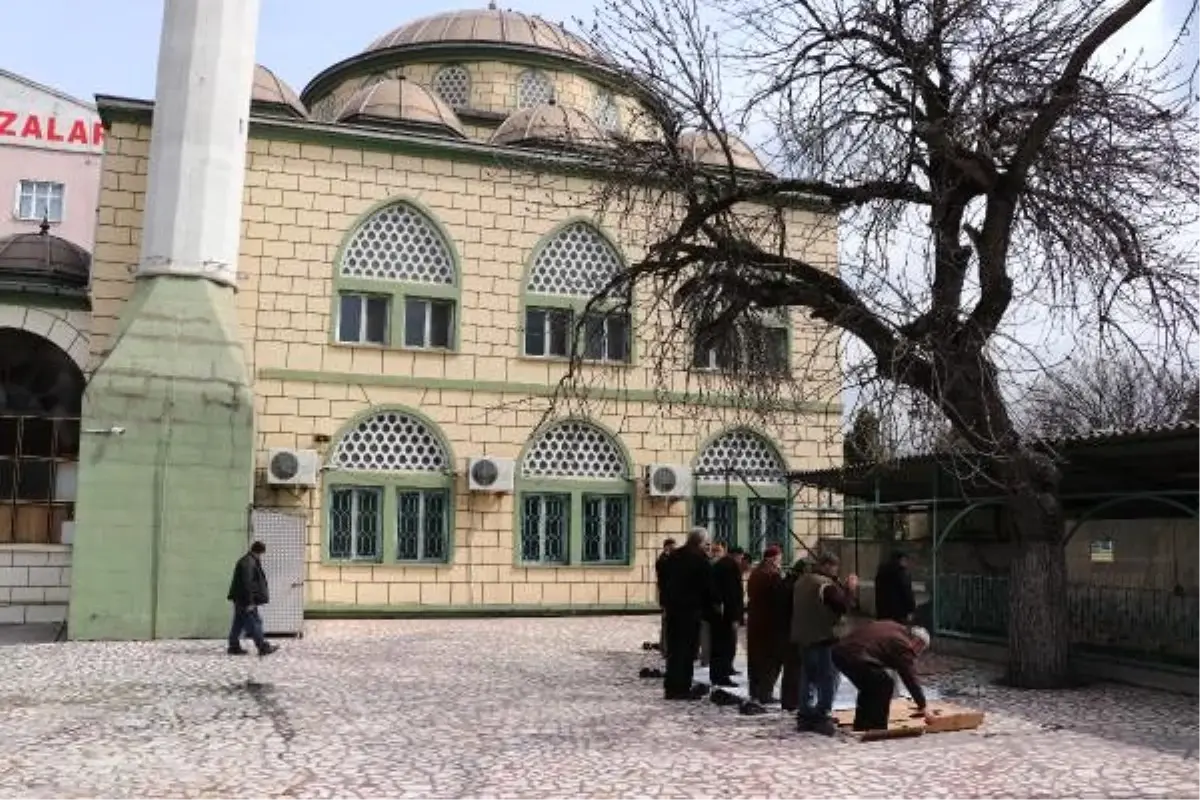 Caminin avlusunda saf tutup namaz kıldılar