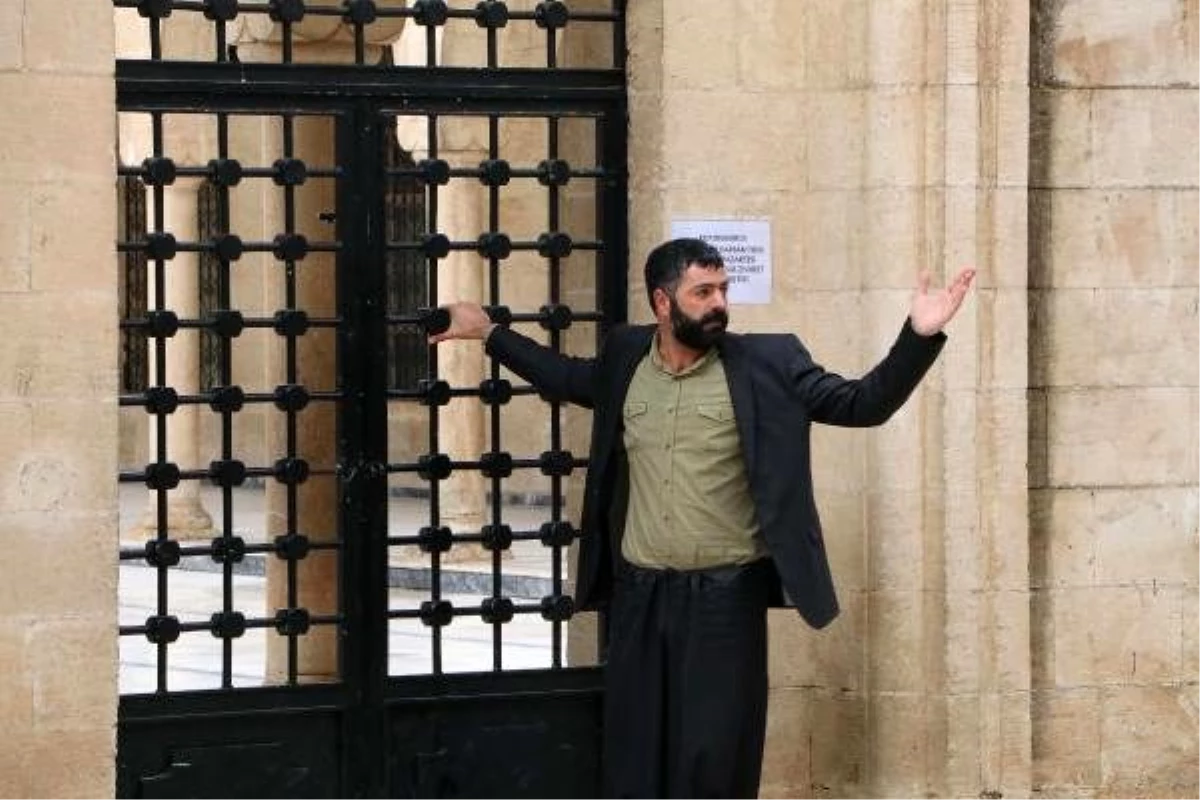 Caminin kilitli kapısını zorlayan cemaati polis engelledi