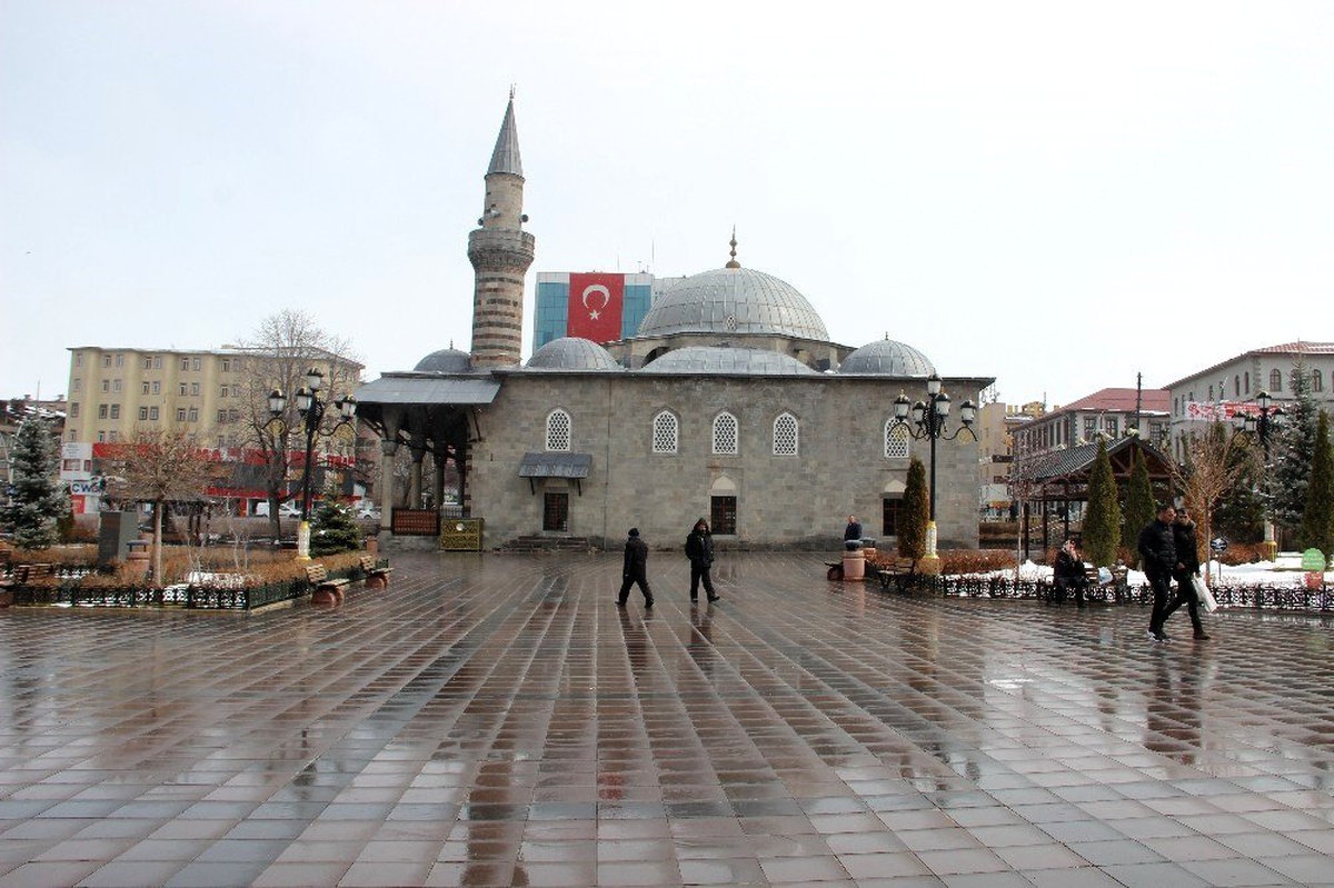 Cuma namazı için camilere gelen yaşlılar kapılarda bekledi