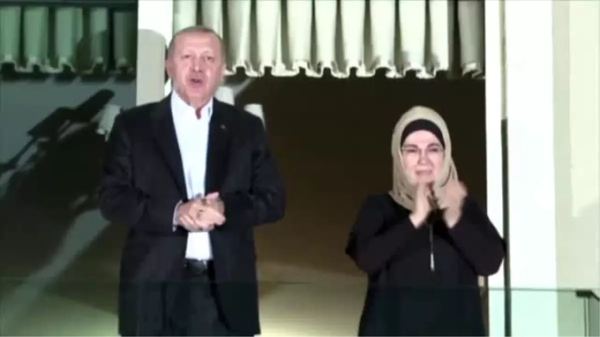 Cumhurbaşkanı Erdoğan ve eşi Emine Erdoğan\'dan sağlık çalışanlarına alkışlı destek