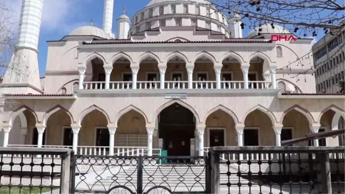 DENİZLİ Cami girişinde saf tutup namaz kıldılar