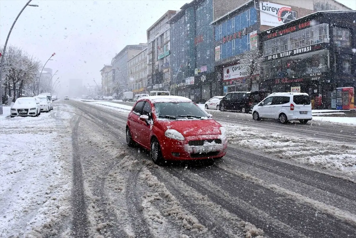 Doğu\'daki 4 ilde kar nedeniyle 144 yerleşim biriminin yolu ulaşıma kapandı