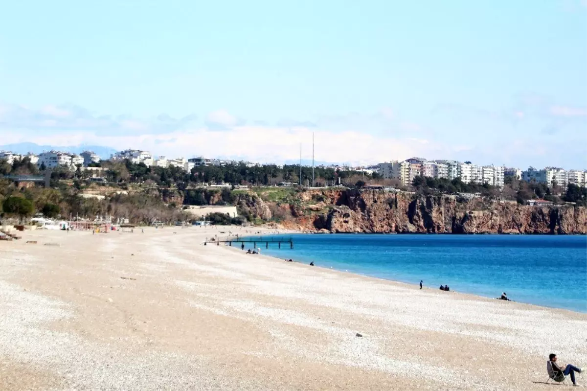 Dünyaca ünlü Konyaaltı Sahilini de Korona vurdu