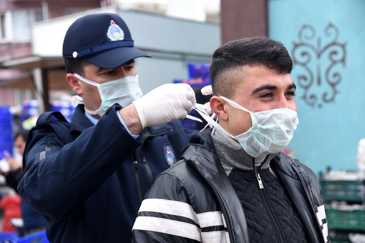 Dursunbey\'de pazarcıcılara maske ve eldiven dağıtıldı
