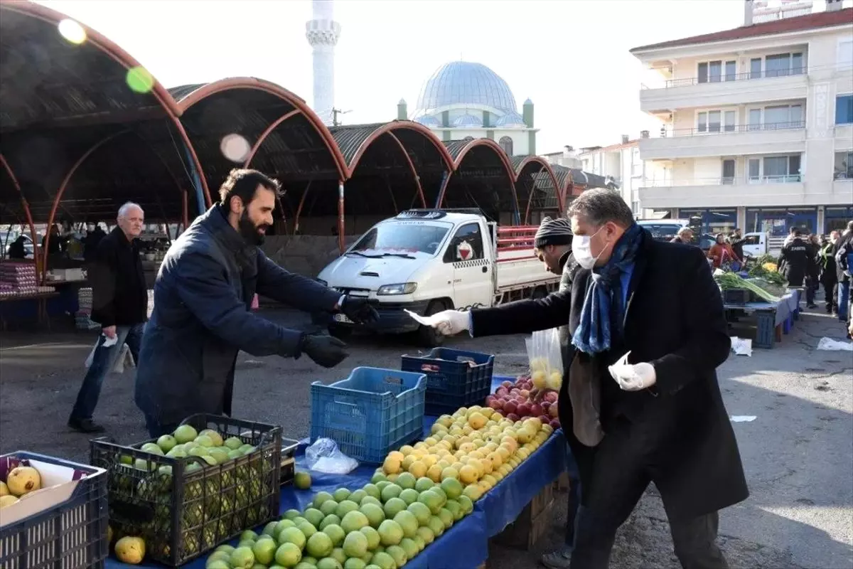 Edremit Belediyesi semt pazarında tıbbi maske dağıttı