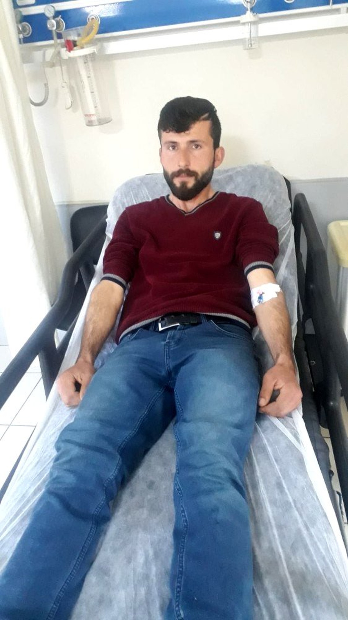 Elektrik akımına kapılan koyununu kurtarmaya çalışırken akıma kapılarak yaralandı