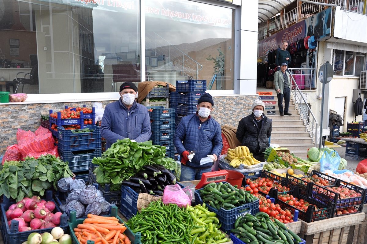 Ermenek Belediyesi pazarcı esnafına maske ve eldiven dağıttı