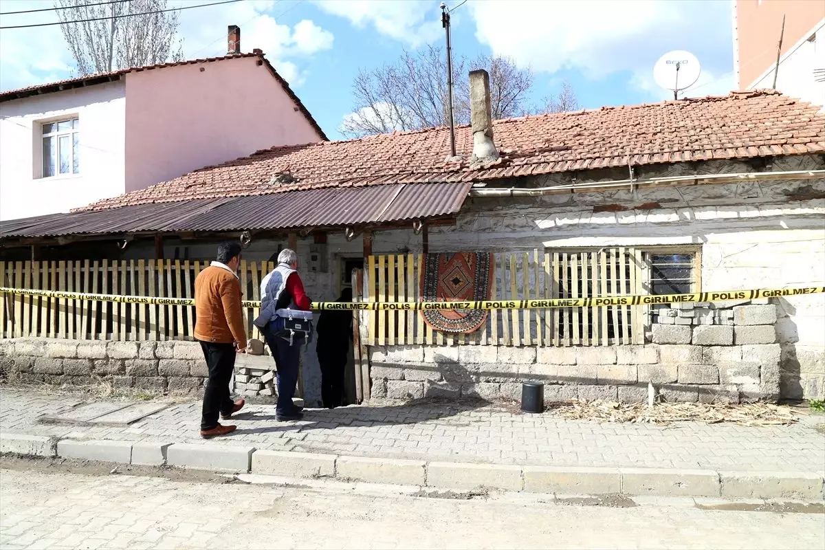 Erzurum\'da evinden yangın çıkan yaşlı adam ölü bulundu