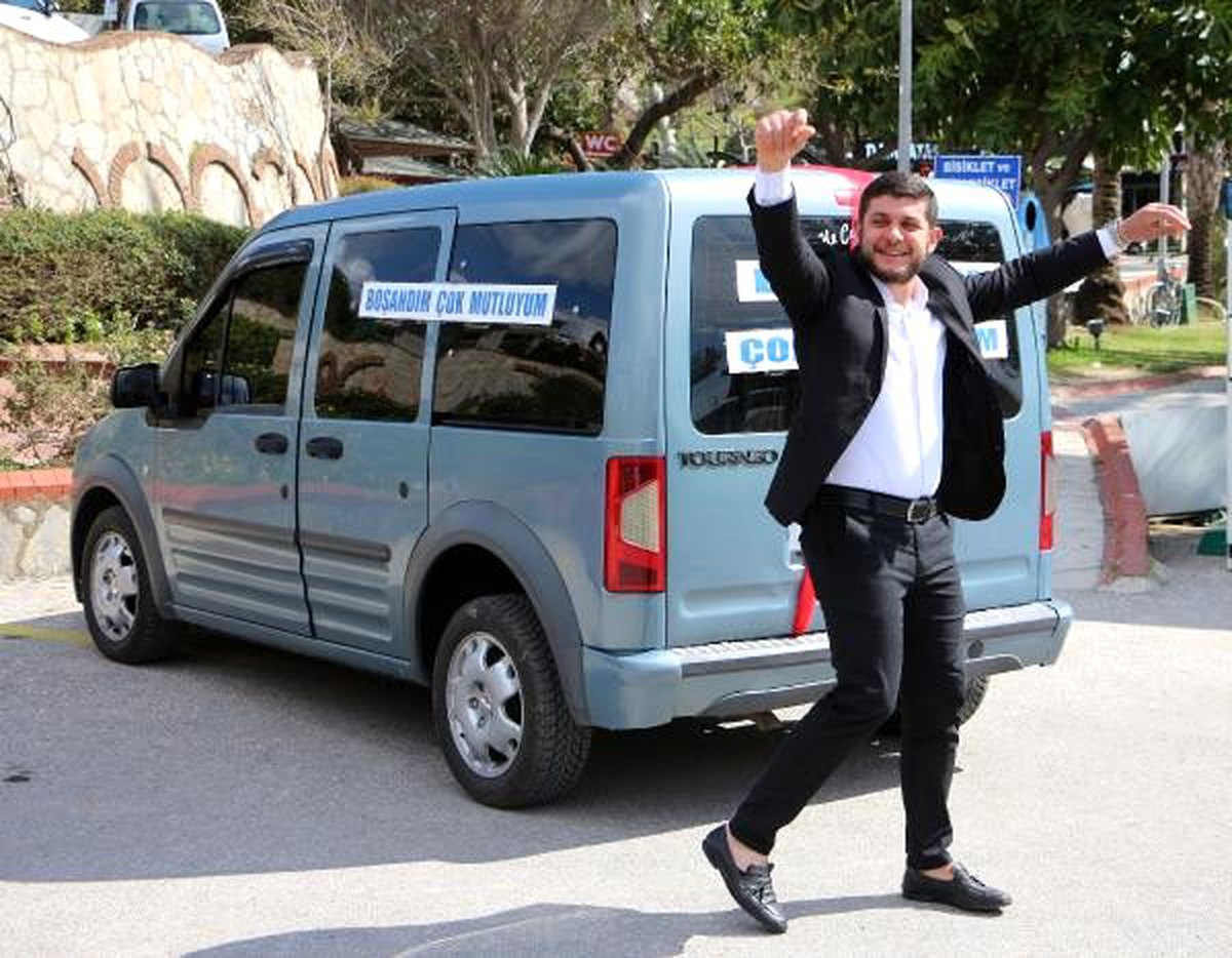 Eşinden boşanmasını konvoy yapıp göbek atarak kutladı