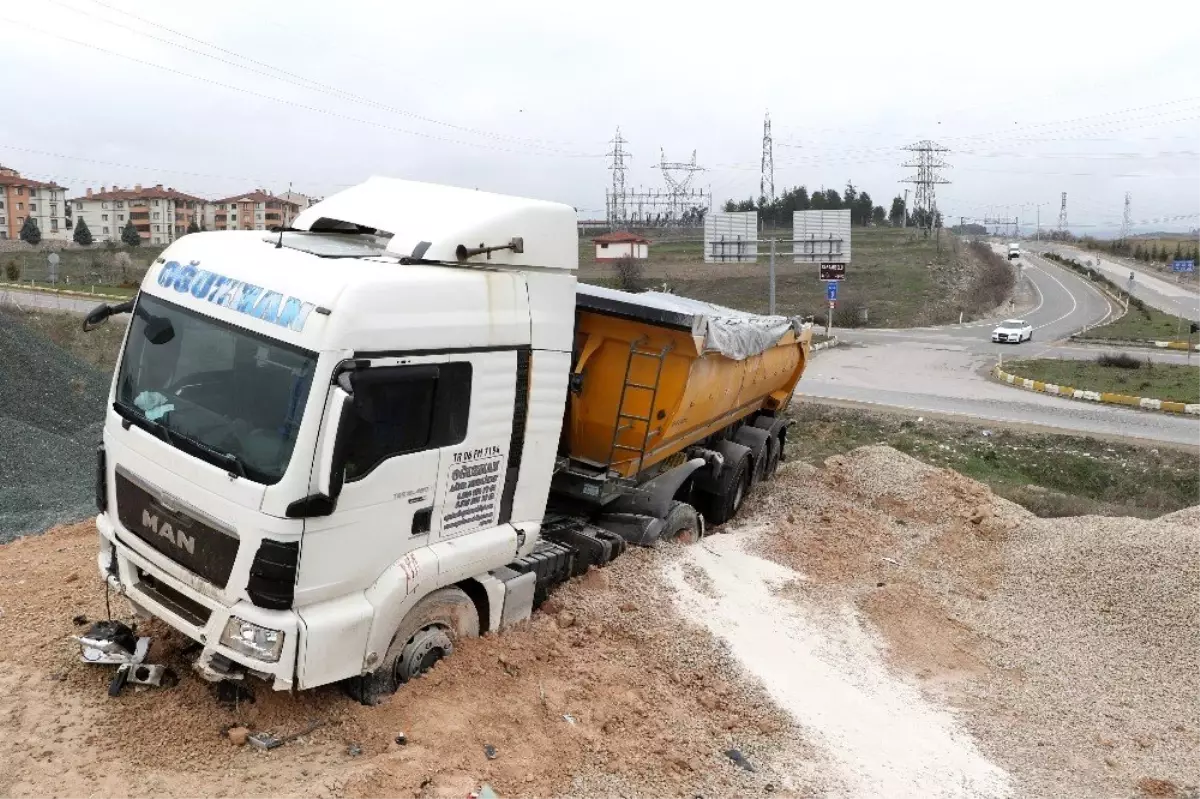 Freni patlayan tır yoldan çıktı: 1 yaralı