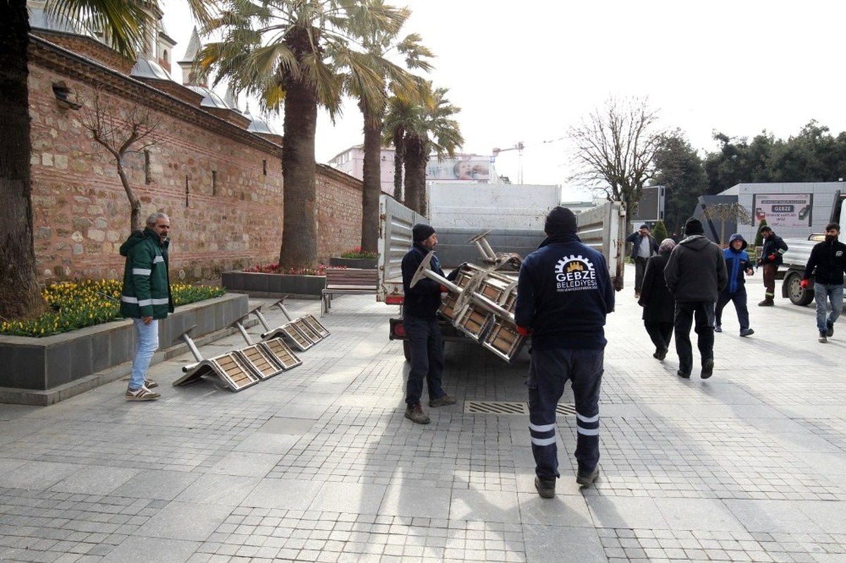 Gebze meydanındaki banklar korona virüs tedbirleri için kaldırıldı
