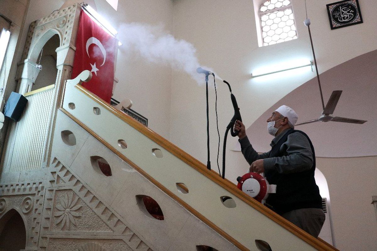 İmamlar camilerini dezenfekte ediyor