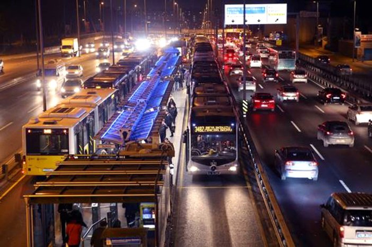 İstanbul\'da haftasonları 7/24 ulaşım uygulaması geçici olarak durduruldu 