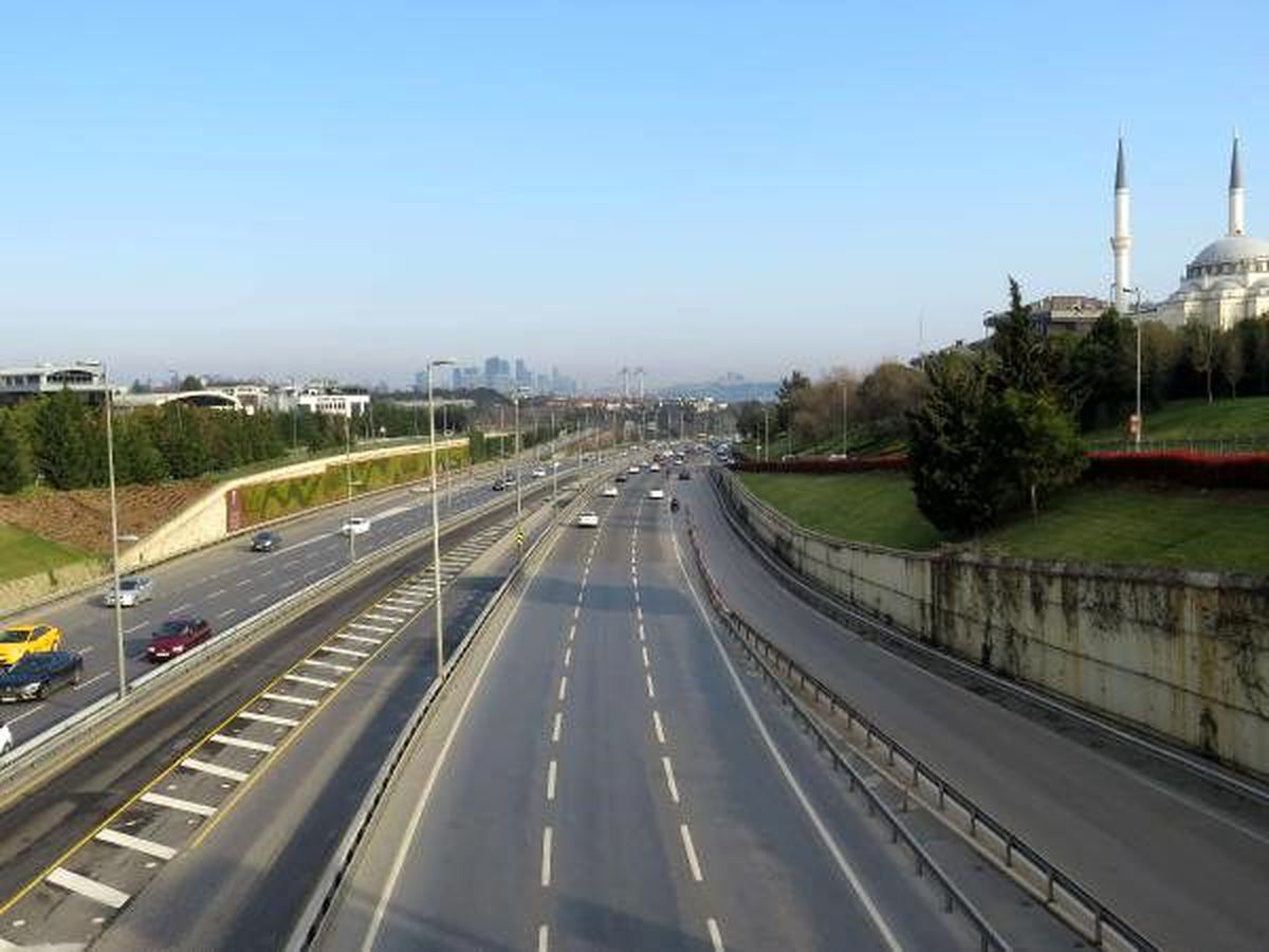 İstanbul\'da yollar boş kaldı; Trafik yoğunluğu yüzde 13\'lere düştü