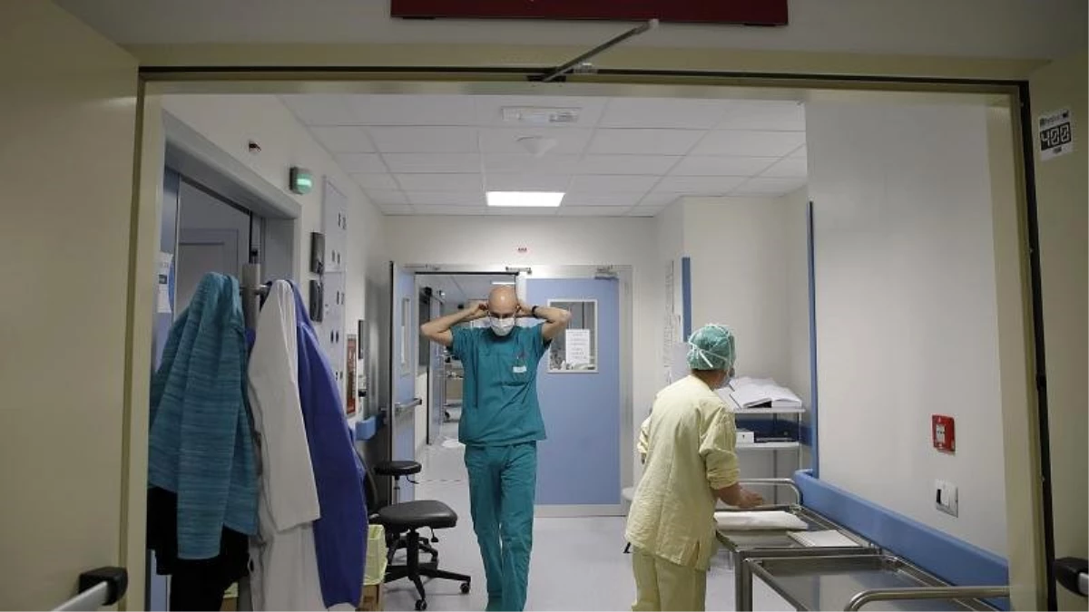 İtalya\'da stokta olmadığı için eldivensiz çalışan bir doktor hayatını kaybetti