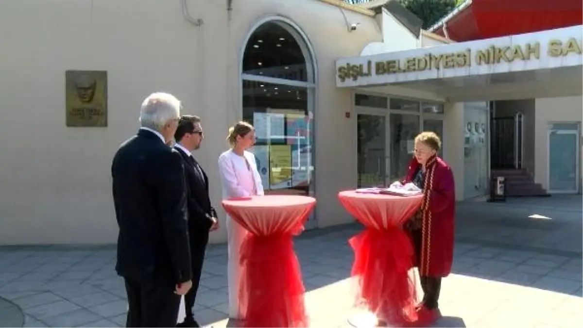 İtalyan gelin ve Türk damadın nikahı tedbir amaçlı bahçede kıyıldı