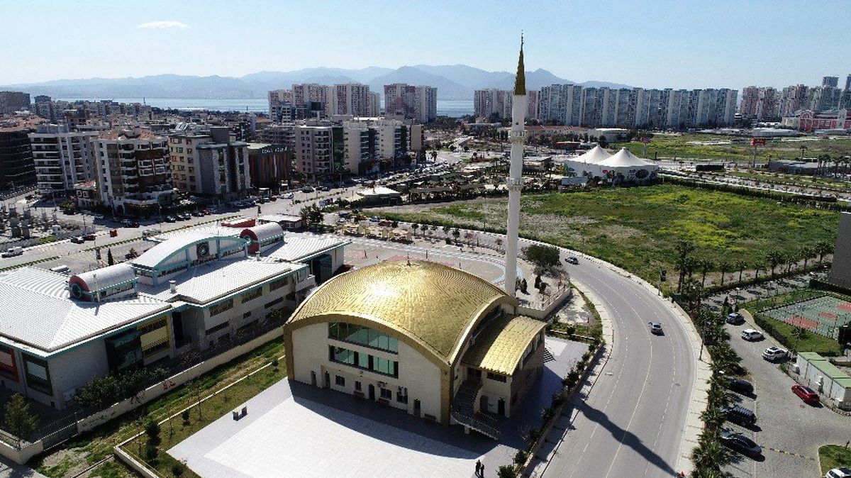 İzmir\'deki camiler boş kaldı
