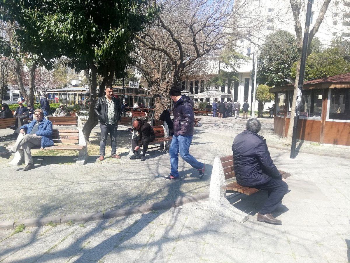 Kahvehaneler kapandı, seyyar satıcıdan çay alıp parklarda sohbet ettiler
