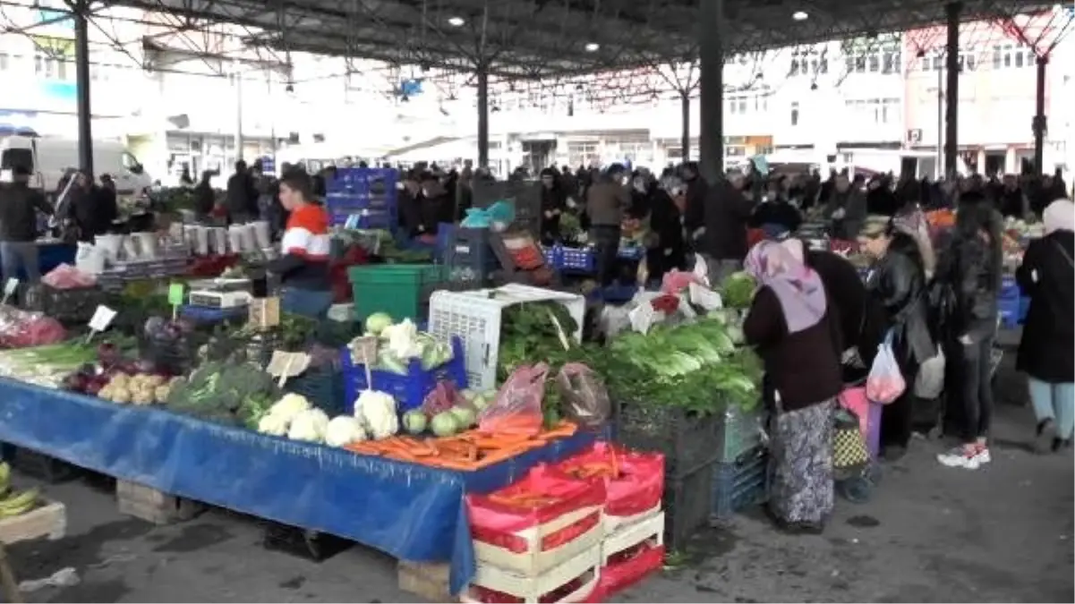 Karabük\'teki pazarda koronavirüs önlemlerine uyuldu