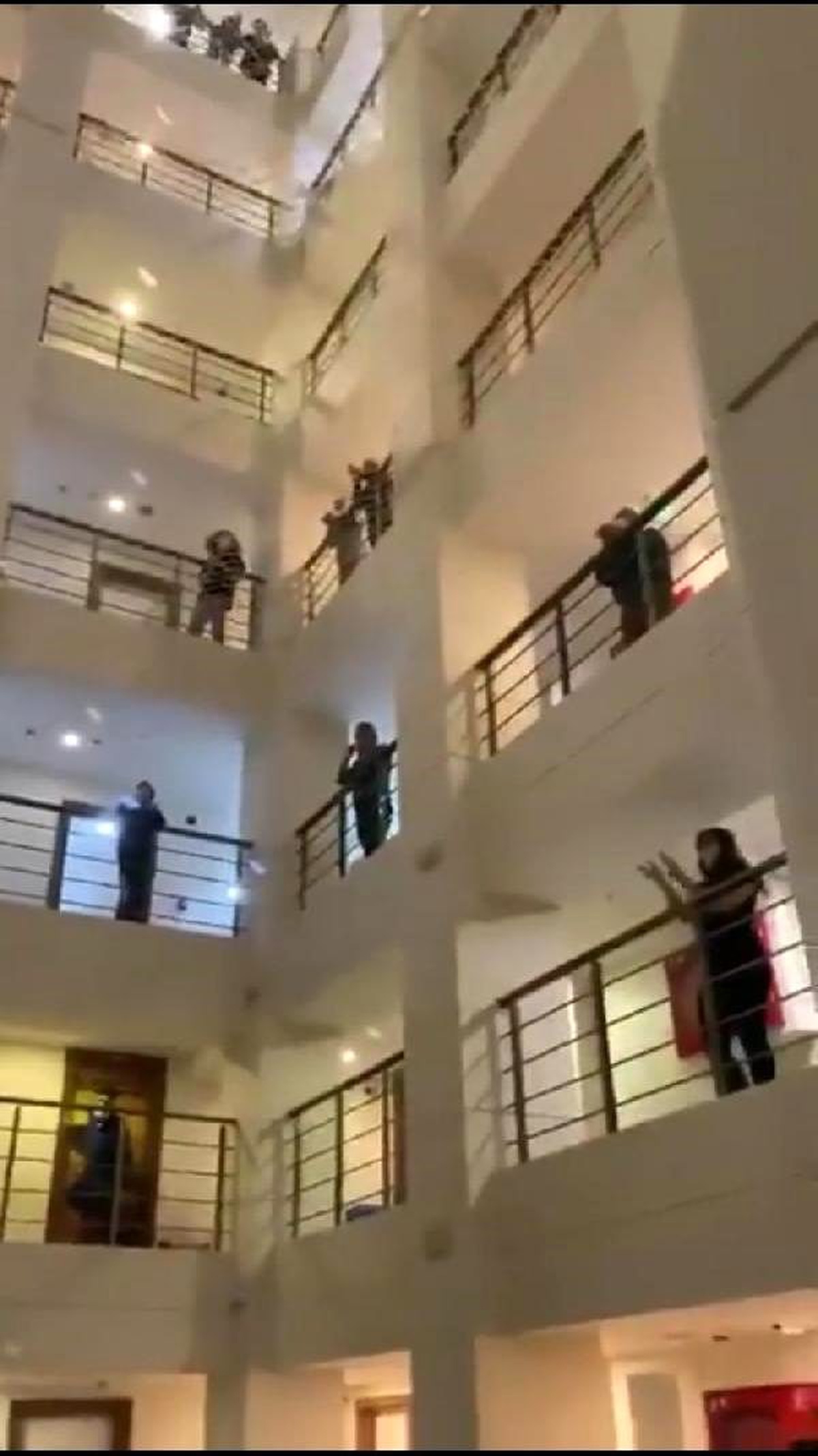 Karantina altında tutulan kişiler sağlık çalışanlarına alkışlarla destek oldu