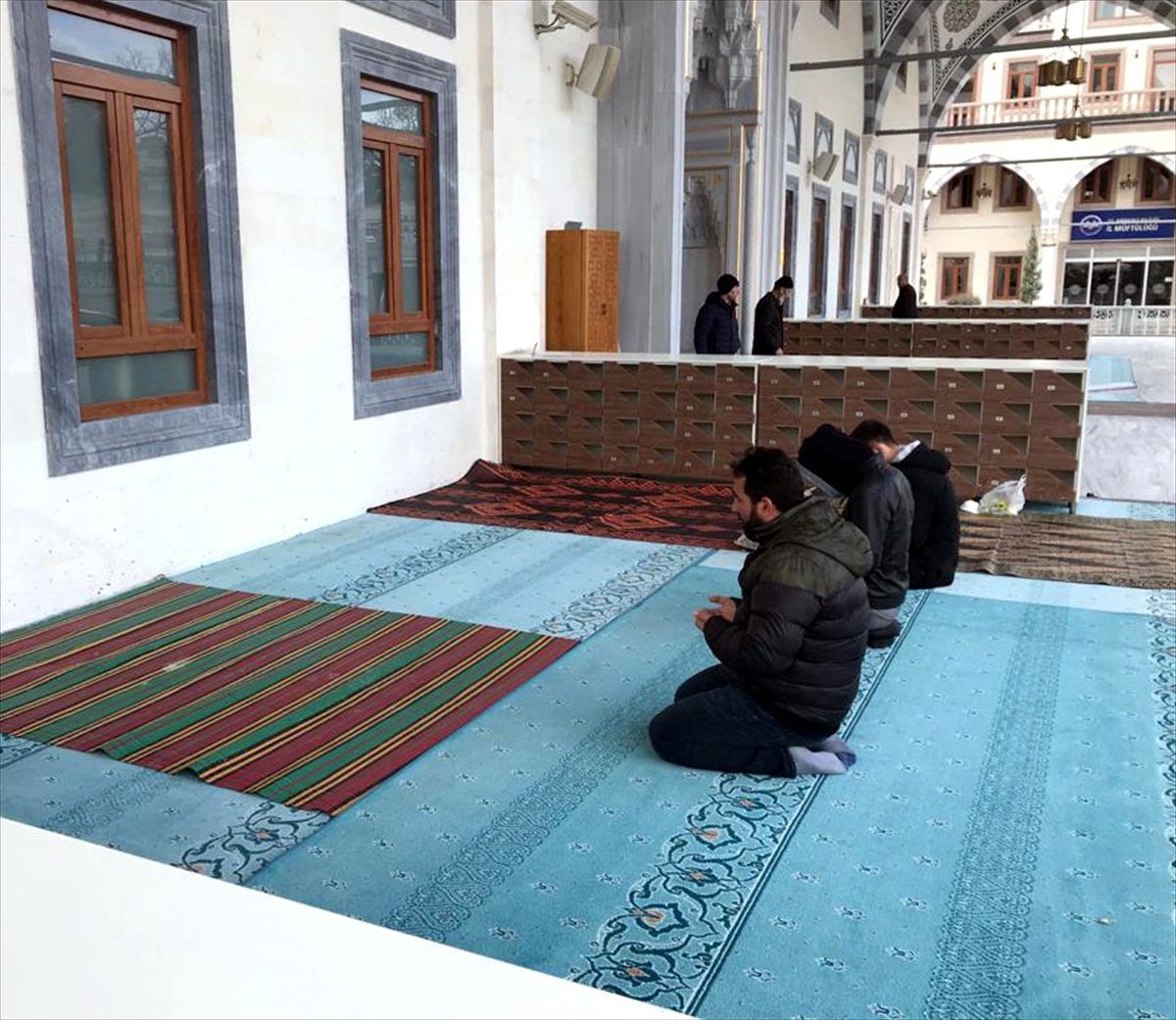 Kırıkkale ve Kayseri\'de koronavirüs tedbirleri kapsamında cuma namazı kılınmadı