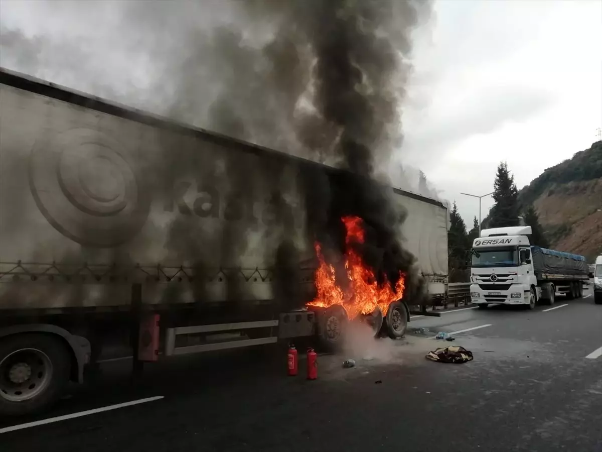 Kocaeli\'de seyir halindeki tırda çıkan yangın söndürüldü