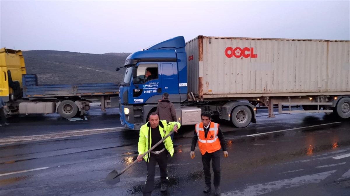 Kocaeli\'de yola dökülen yakıt ulaşımı aksattı