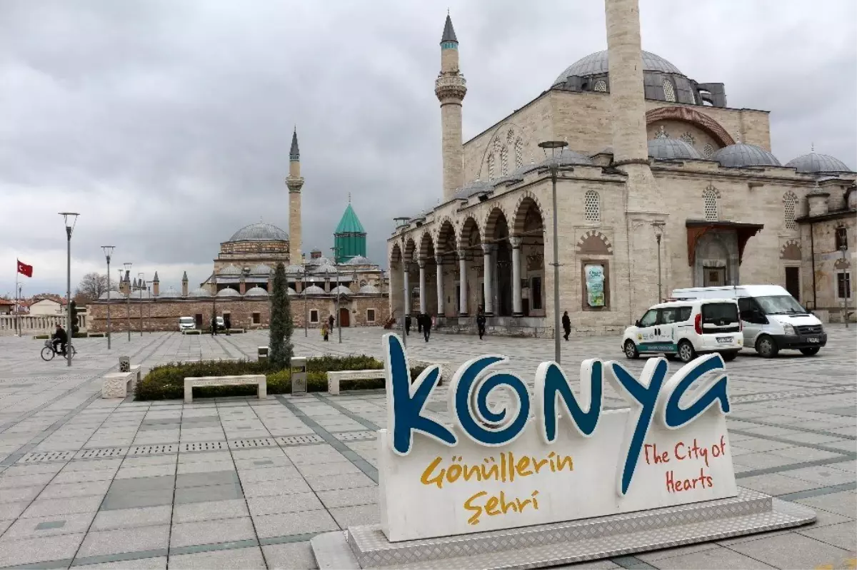 Konya\'da cuma namazında camiler boş kaldı