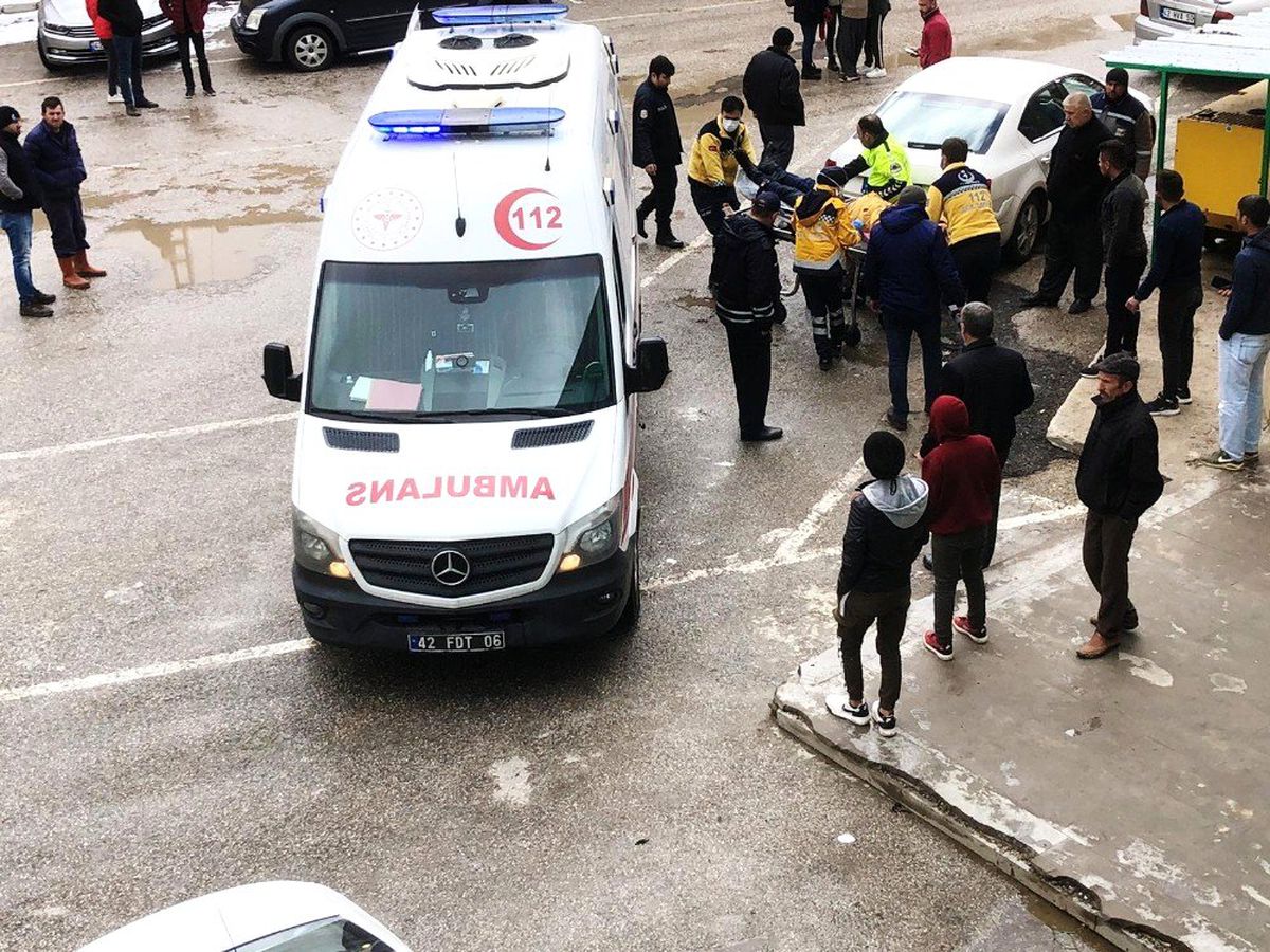 Konya\'da pazar yerinde satırlı sopalı kavga: 3 yaralı