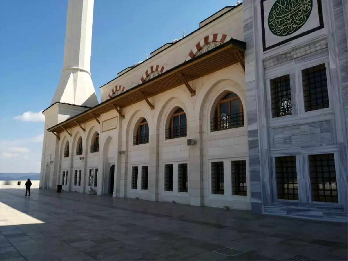 Korona virüs tedbiri çerçevesinde Cuma namazı kılınmayan Çamlıca Camii havadan görüntülendi